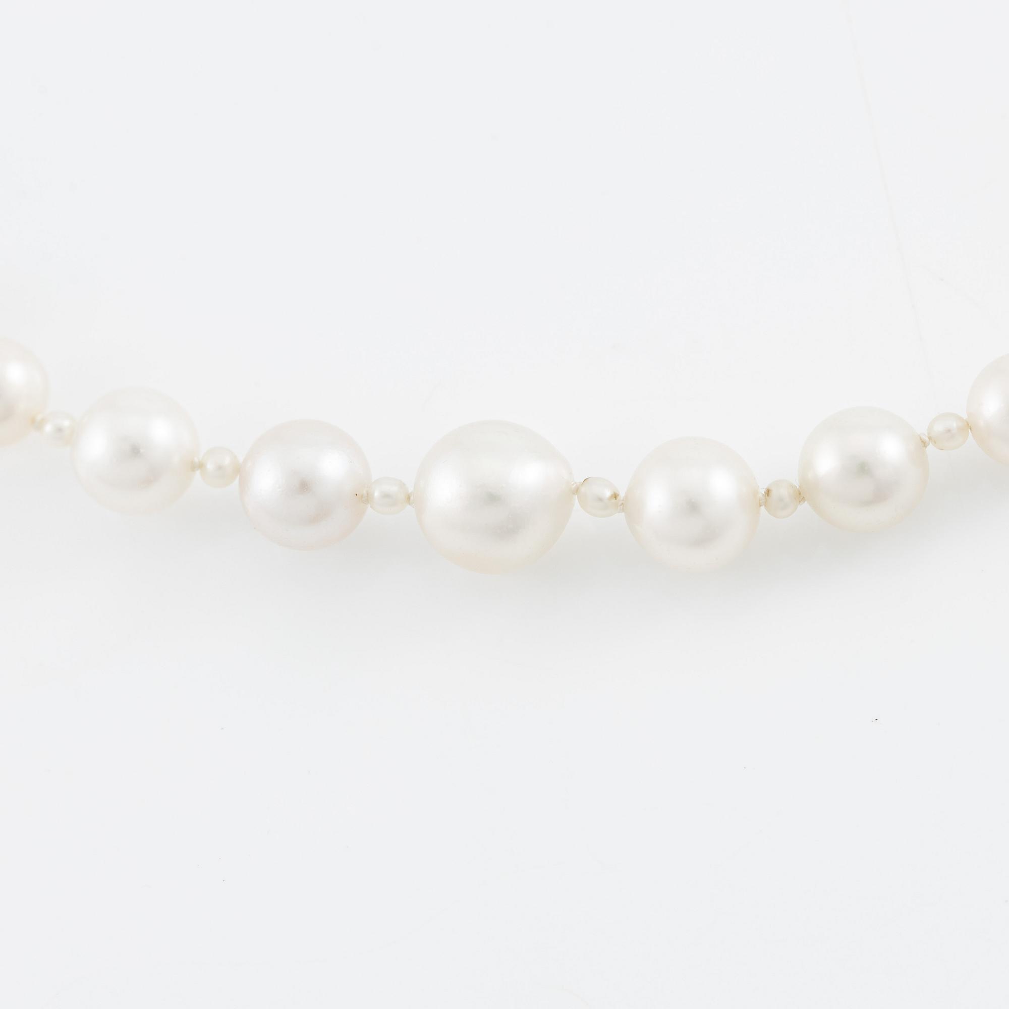 Necklace of pearls with a gold and silver clasp set with rose-cut diamonds.