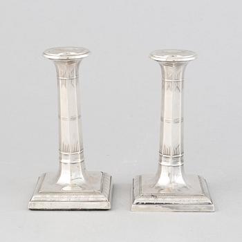 Thomas Bradbury & Sons Ltd, kolonnljusstakar, ett par, silver, Sheffield 1918.