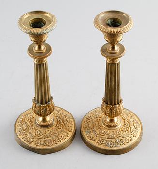 LJUSSTAKAR, 1 par, förgylld brons, senempire, 1800-talets första hälft.