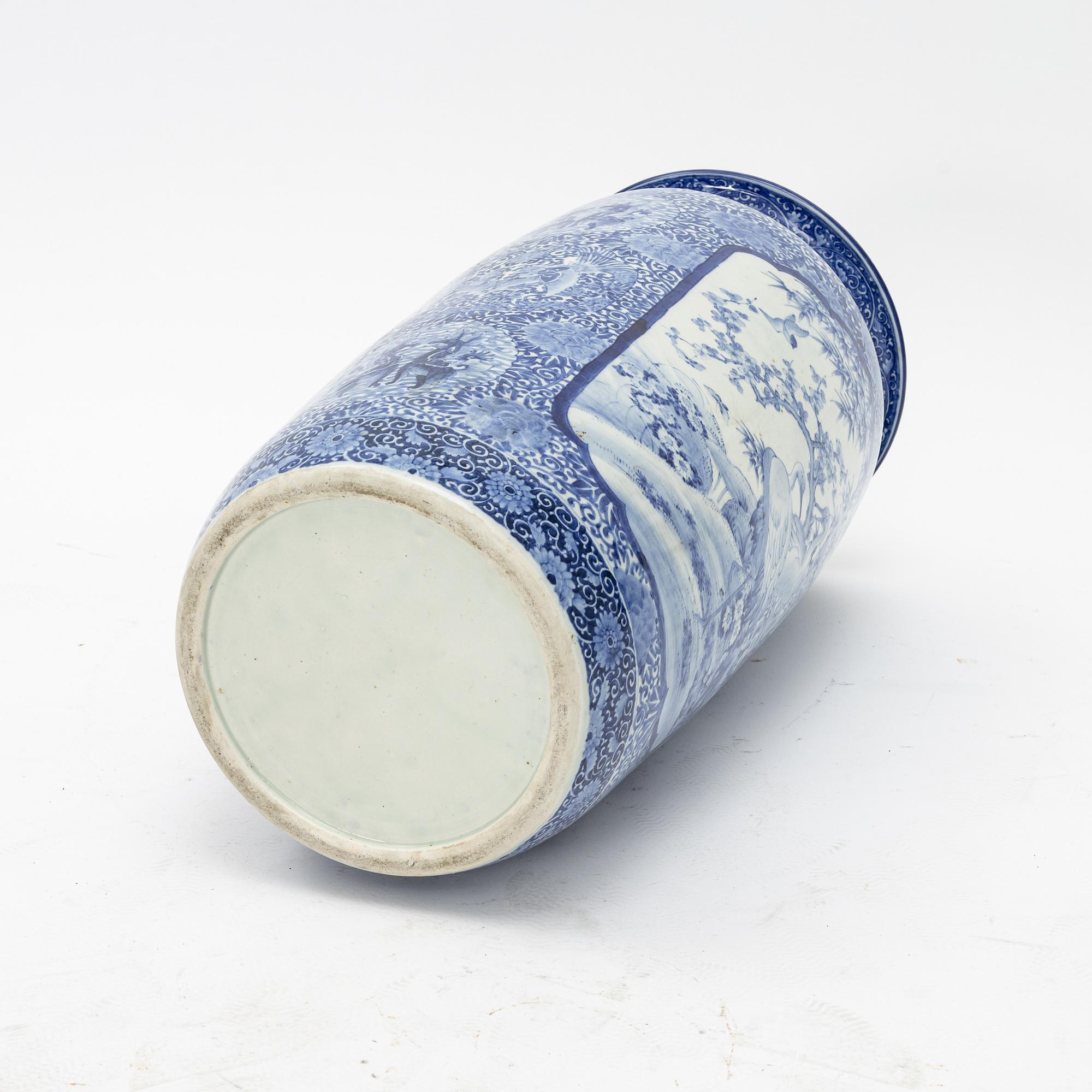 A large porcelain vase, Japan, first half of the 20th Century.