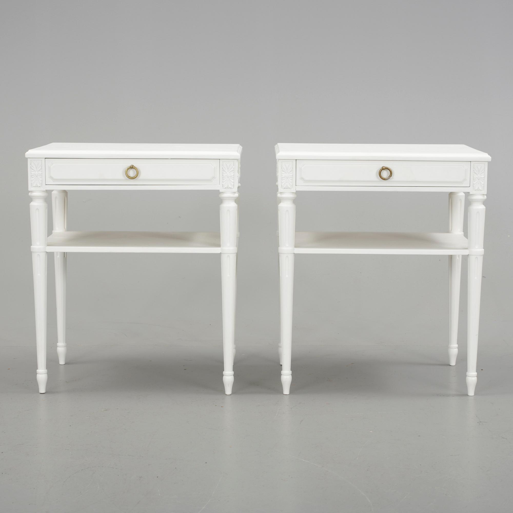 SÄNGBORD, ett par, gustaviansk stil, omkr 1900-talets mitt.