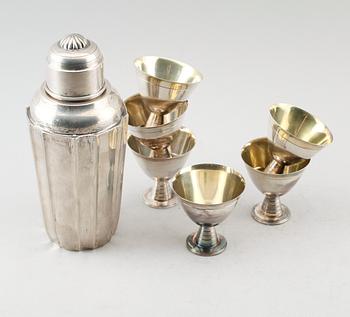 COCKTAILSHAKER OCH GLAS, 7 delar, silver, bl a CG Hallberg, Stockholm 1950 och 1952. Vikt ca 700 gram.