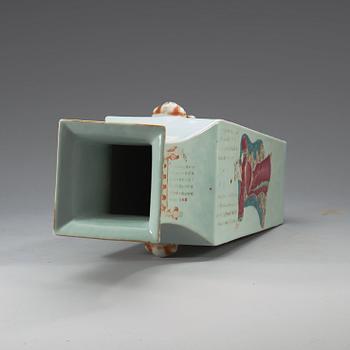 A famille rose vase, late Qing dynasty (1644-1912).