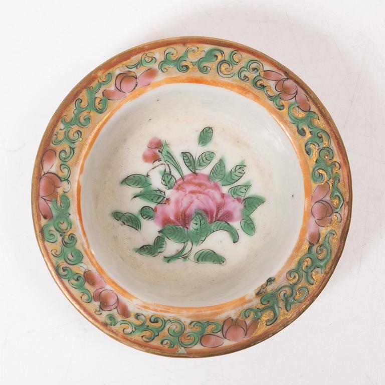 A Chinese Canton porcelain cup and a teapot, 19/20th century.