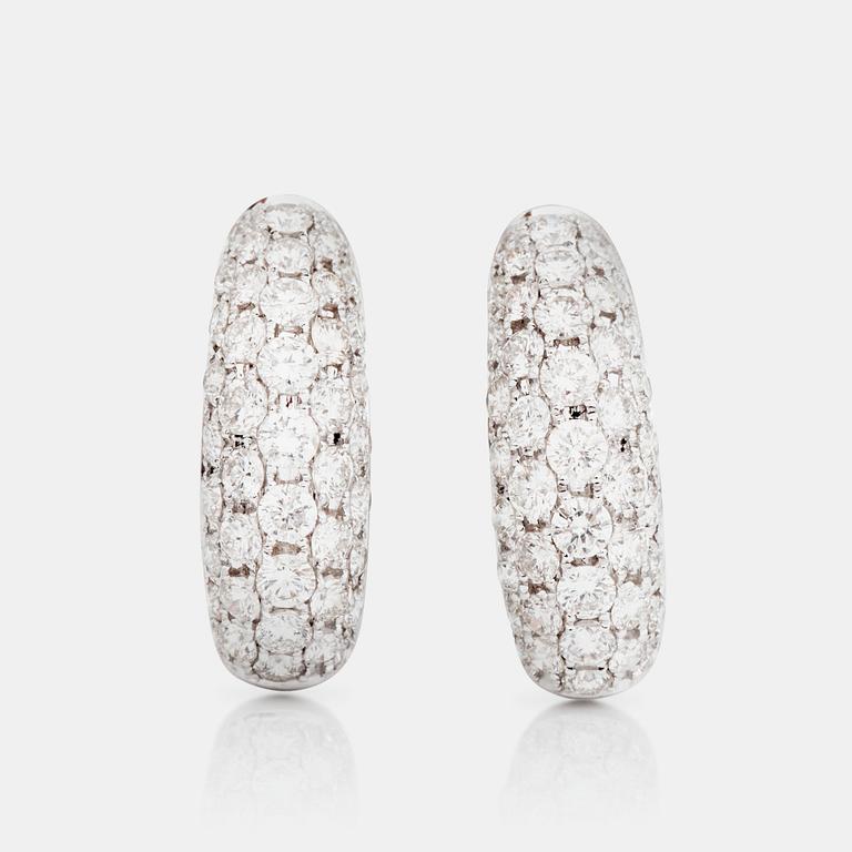 A pair of diamond earrings, 2.79 cts in total.