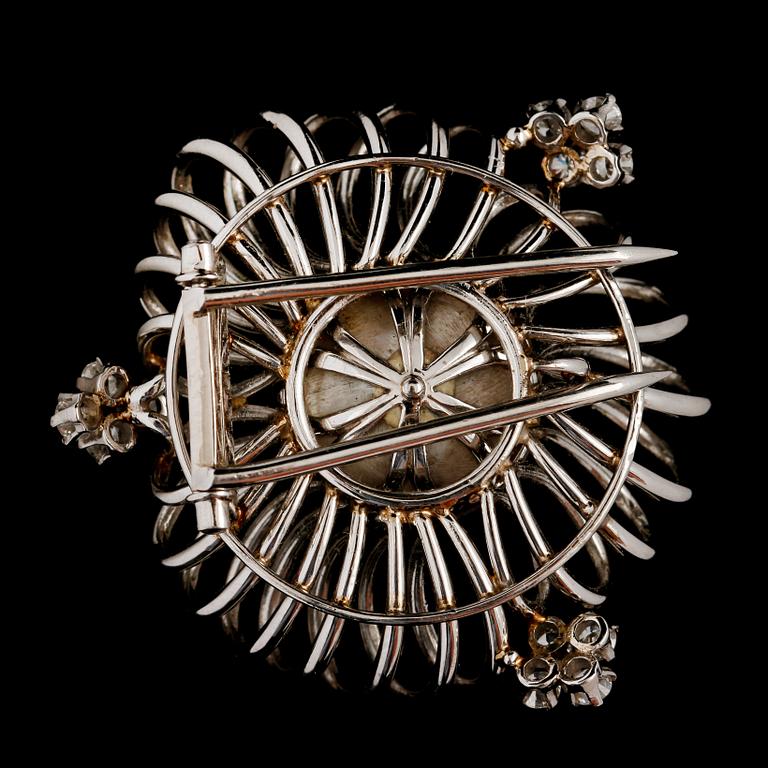 BROSCH, platina med boutonpärla samt 12 briljantslipade diamanter, Carlman silversmide, Stockholm, 1948. Vikt 21 g.