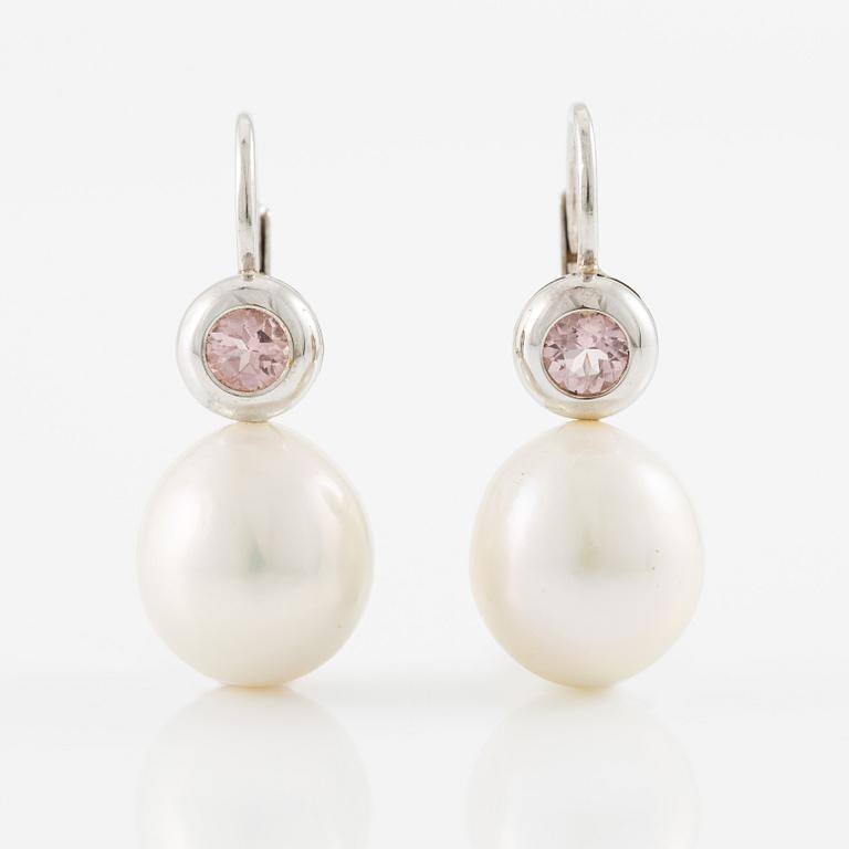 Örhängen 18K vitguld med odlade sötvattenspärlor och morganiter.