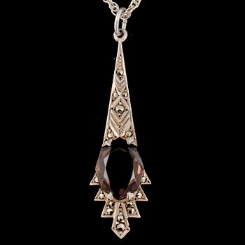 HÄNGE, sterlingsilver med fasettslipad röktopas och markasiter, omkring 1900-talets mitt. Vikt inklusive kedja 7 g.