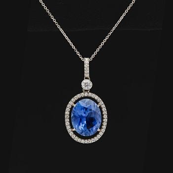 A blue sapphire, 4.70 ct and brilliant cut diamond pendant, tot. app. 0.60 cts.