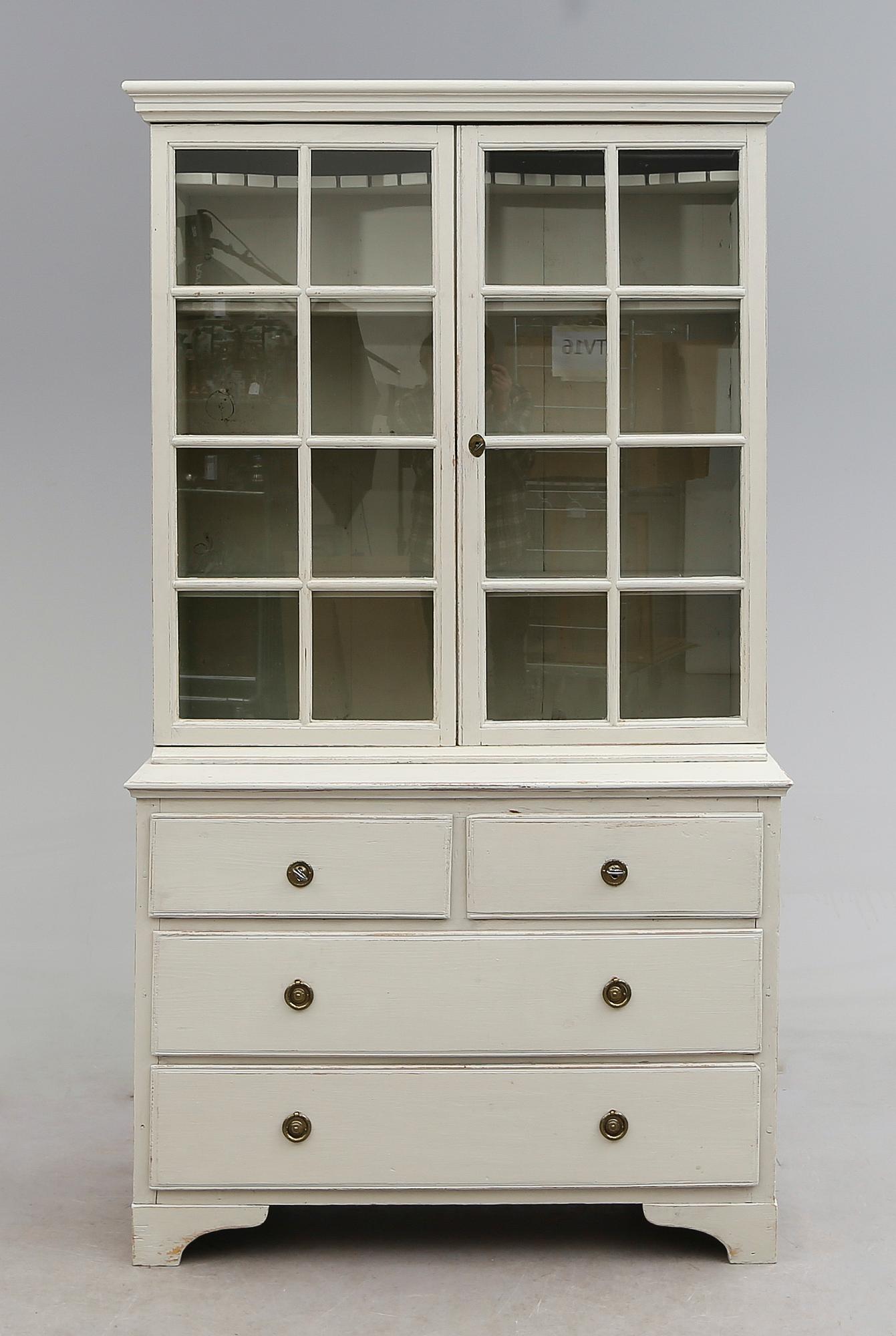 VITRINSKÅP, 1800-talets första hälft, senare montering.