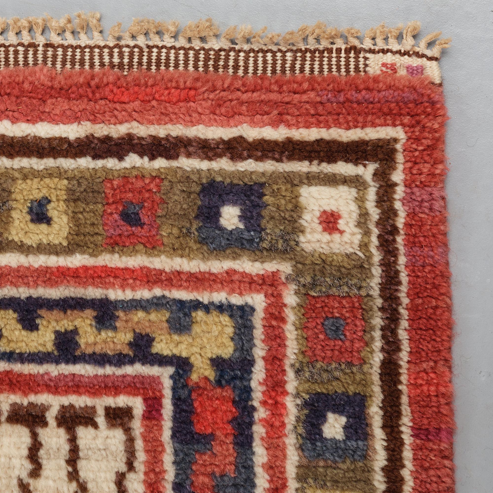 Märta Måås-Fjetterström, Matta, "Röda trädgårdsmattan", flossa, ca 335,5-337,5 x 224,5-230,5 cm, signerad AB MMF.