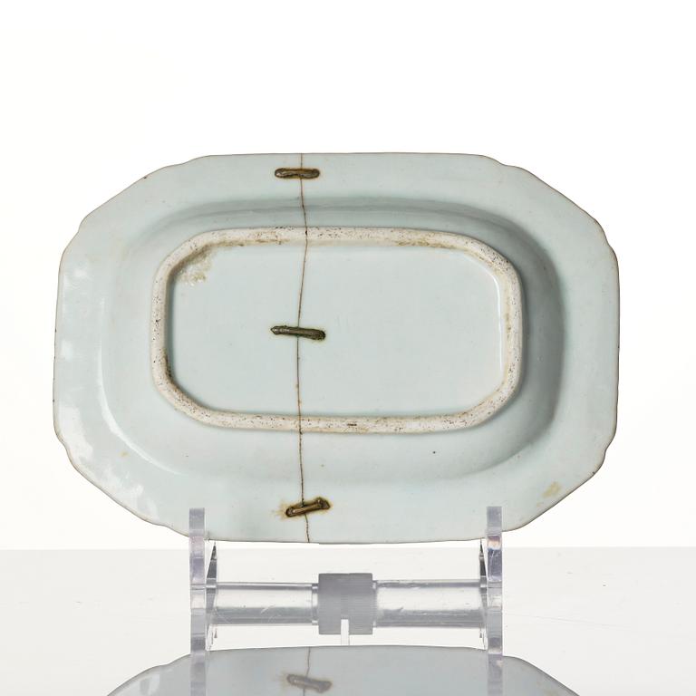 A Chinese blue and white porcelain service, 16 pieces, Qing dynasty, Qianlong (1736-95).