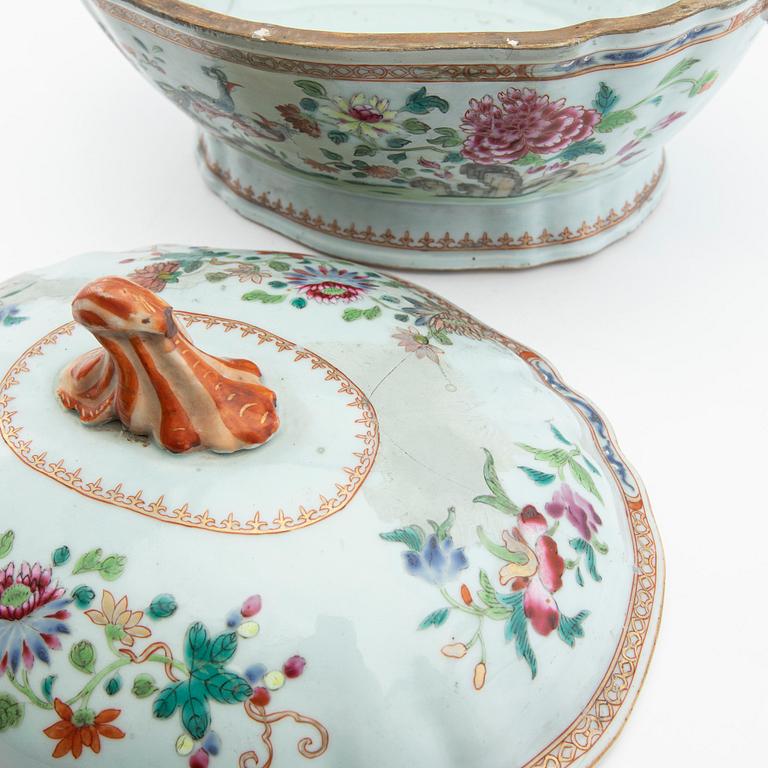 Terrin med lock, kompaniporslin. Qingdynastin, Qianlong (1736-95).