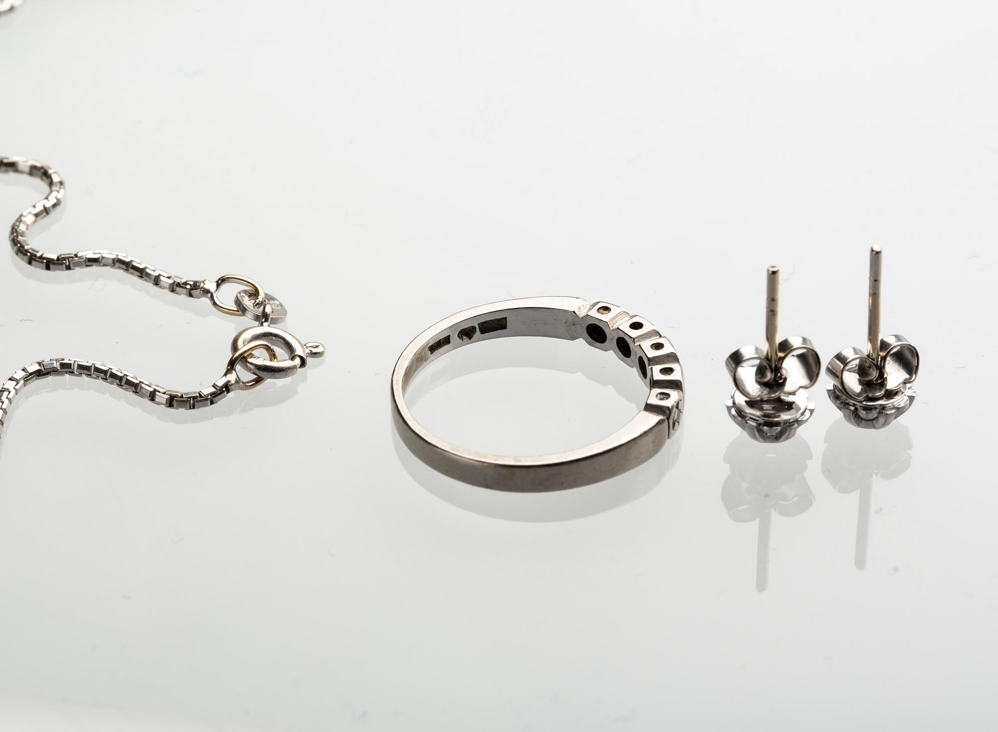SMYCKESET, 3 delar, 18 k vitguld med diamanter, totalt ca 0.20. Totalvikt ca 11 g.