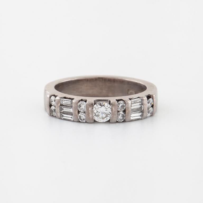 A baguette- and brilliant cut diamond ring.