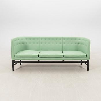 Arne Jacobsen & Fleming Lassen, sofa, "Mayor AJ5" &Tradition Denmark 21st century.