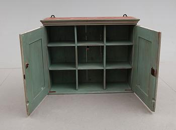 HÄNGSKÅP, allmoge, 1800-talets andra hälft.