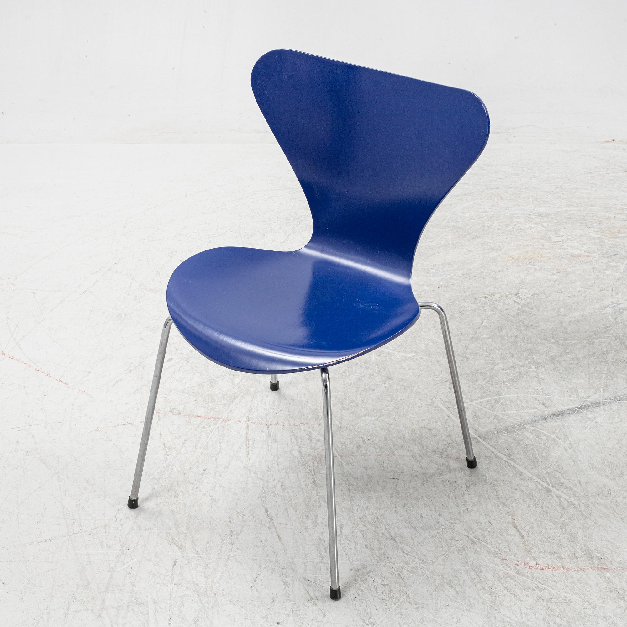 Arne Jacobsen, stolar, 4 st, "Sjuan", Fritz Hansen, Danmark, daterade 1989.