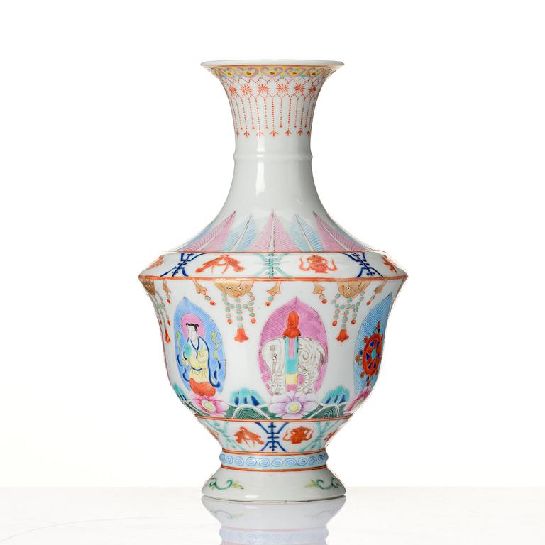 A famille rose barragon tumed vase, late Qingdynasti/Republic.