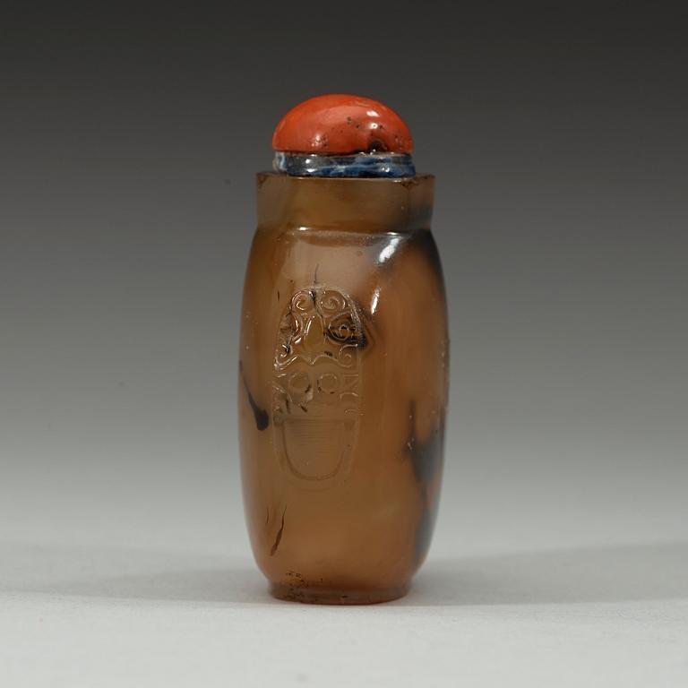 An agathe snuff bottle, Qing dynasty.