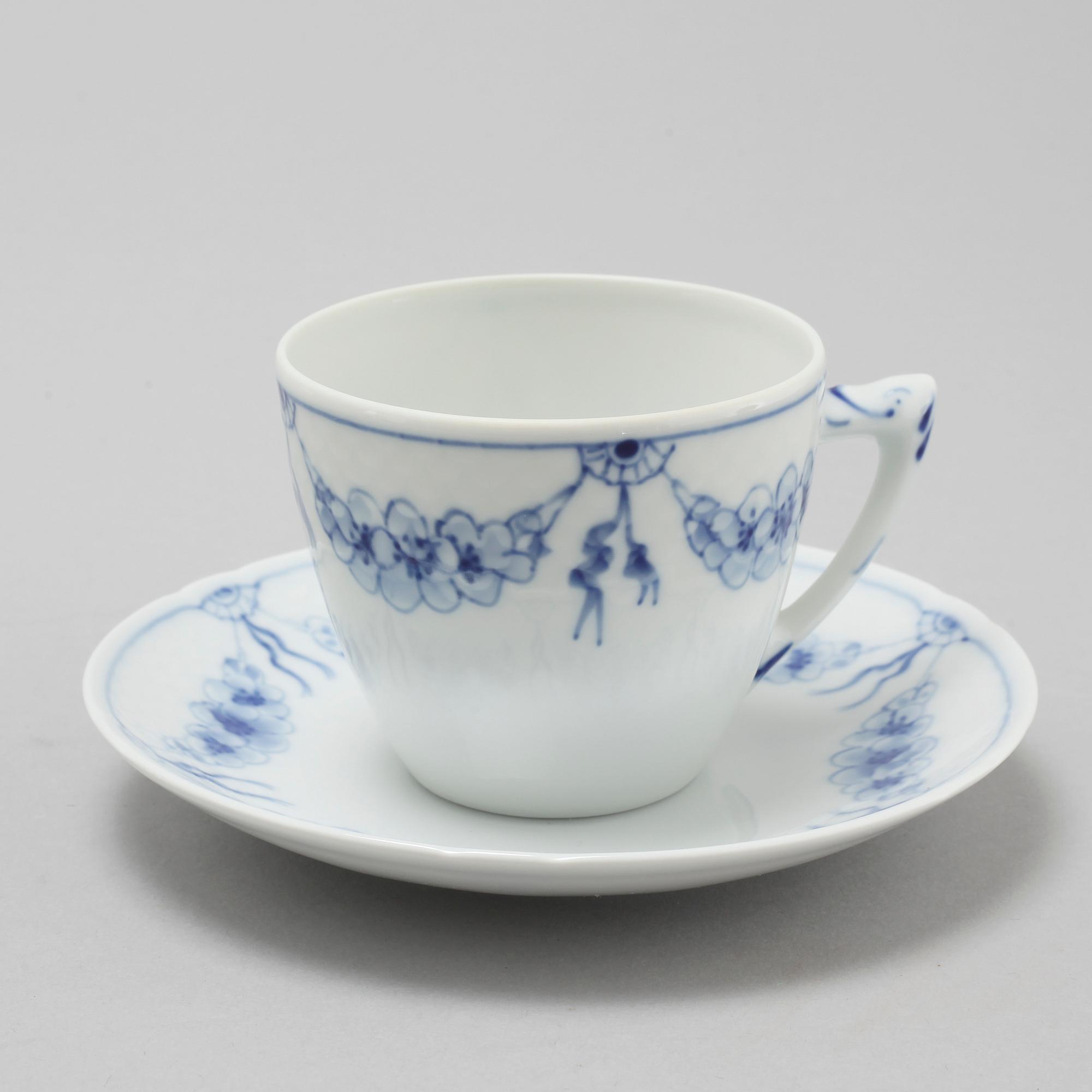 29 pieces of porcelain tableware from Bing & Gröndahl, model "Empire", second half of the 20th century.