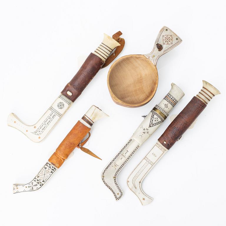 Knivar 4 st, oidentifierade slöjdare, samt en kåsa av Bengt Olav Unga.