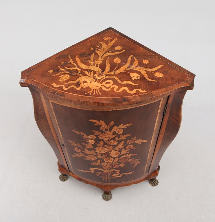 HÖRNSKÅP, sydeuropa, 1800-talets mitt.