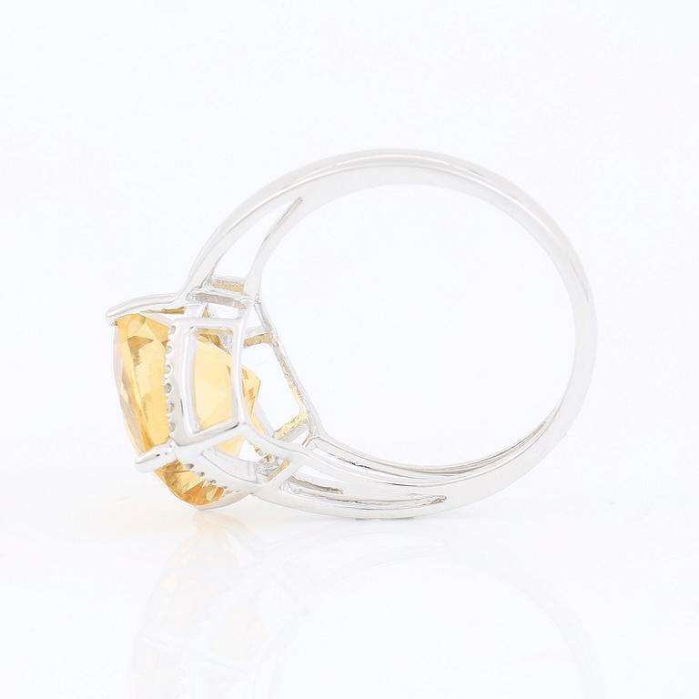 RING, 14K vitguld med citrin ca 4,70 ct och små diamanter tot ca 0,24 ct. Vikt 3,7 g.