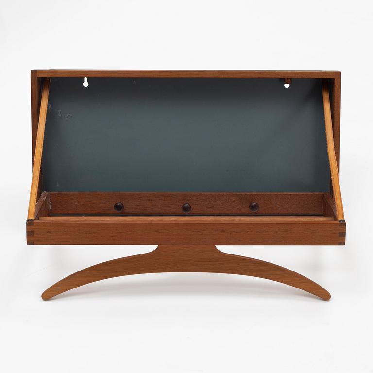 Adam Hoff & Poul Östergaard, klädhängare/herrbetjänt, Virum Möbelsnickeri, Danmark, 1900-talets mitt.