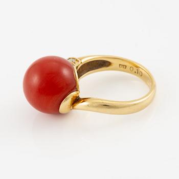 Ring, 14K gold with coral and smaller brilliant-cut diamonds.