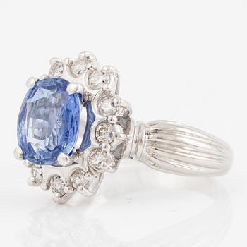 Ring platinum, with a sapphire and brilliant-cut diamonds.