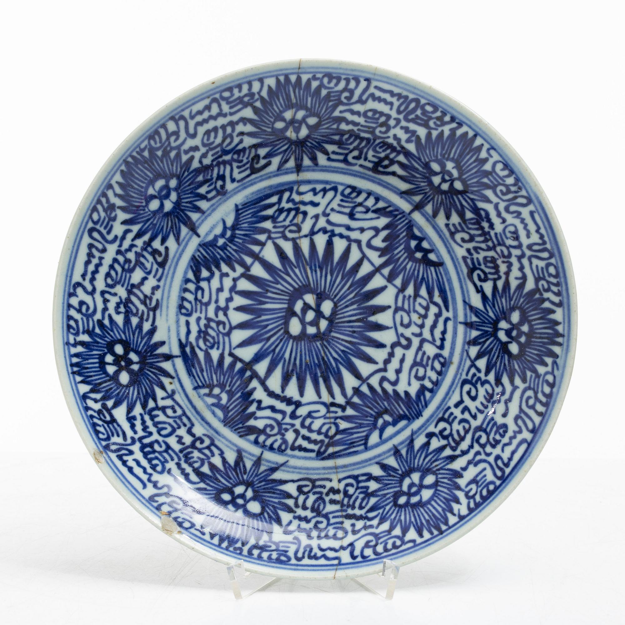 Two similar blue and white porcelain plates, 19th century.