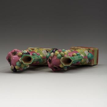 RÖKELSEHÅLLARE, ett par, porslin. Qingdynastin, 1800-tal.