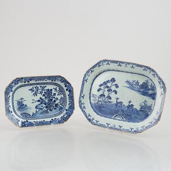 Stekfat, två stycken, kompaniporslin. Qingdynastin, Qianlong (1736-95).