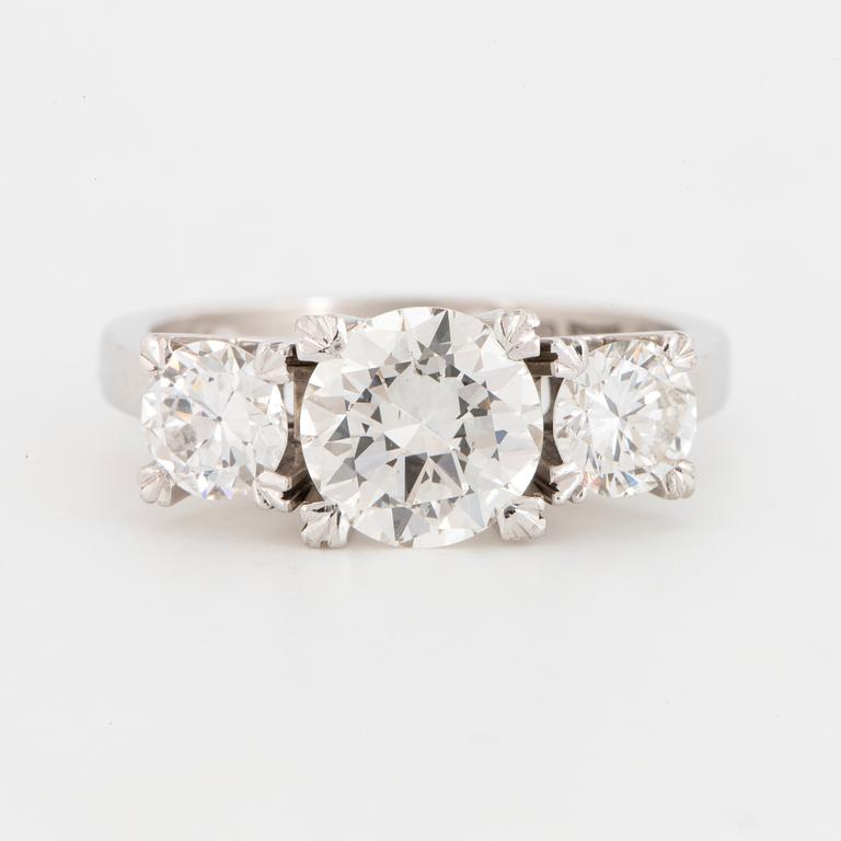 Brilliant-cut diamond  three-stone ring.