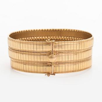 An 18K gold bracelet.