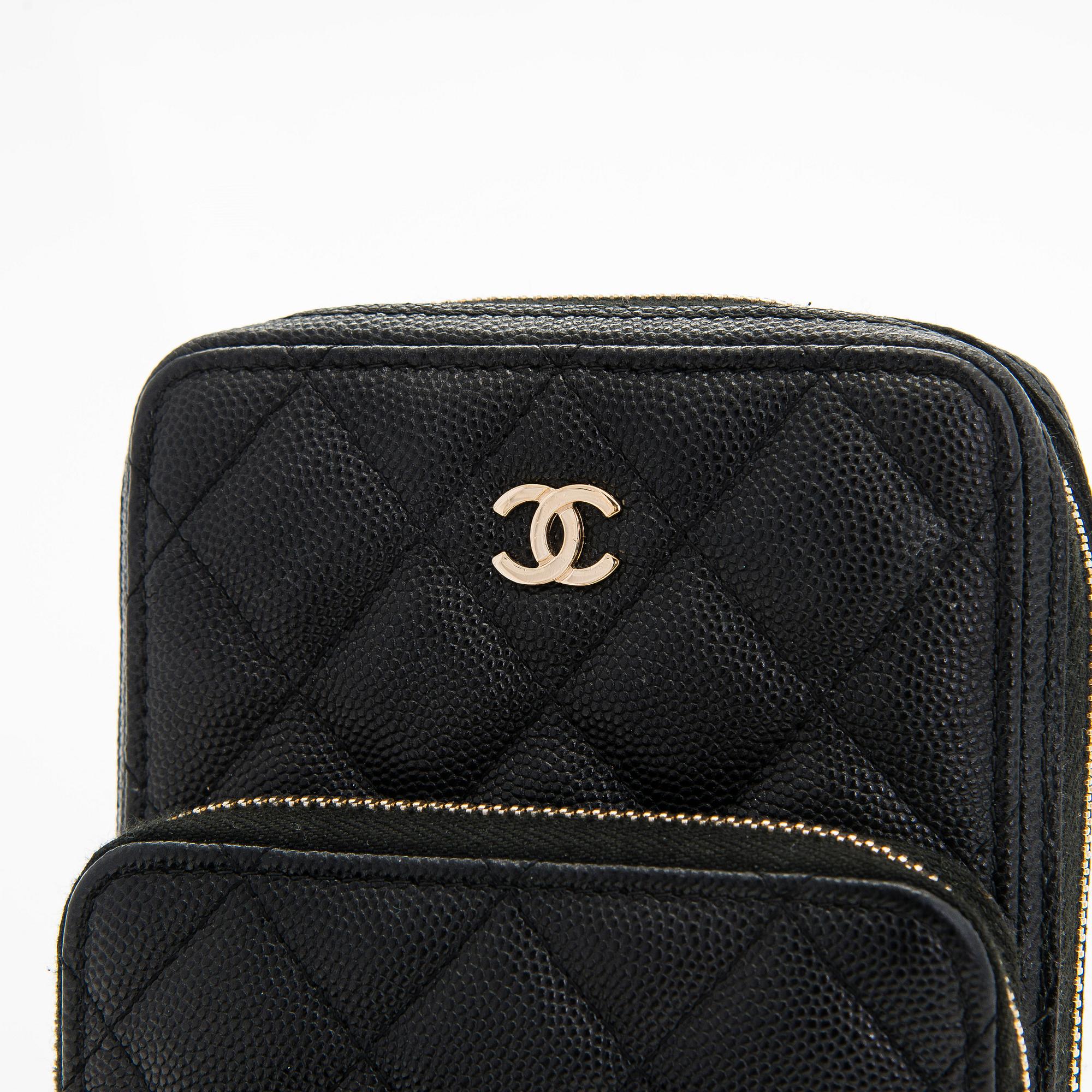 Chanel, "O-porte tel a chaine" väska, 2020.