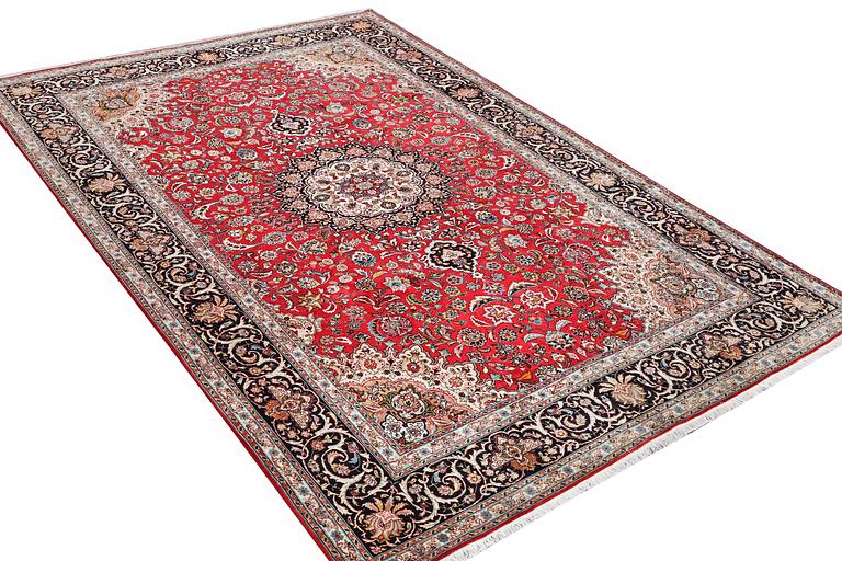 A Tabriz carpet, part silk, c. 325 x 208 cm.