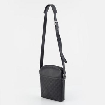 Louis Vuitton, väska, "Damier Infini District Pochette", 2015.