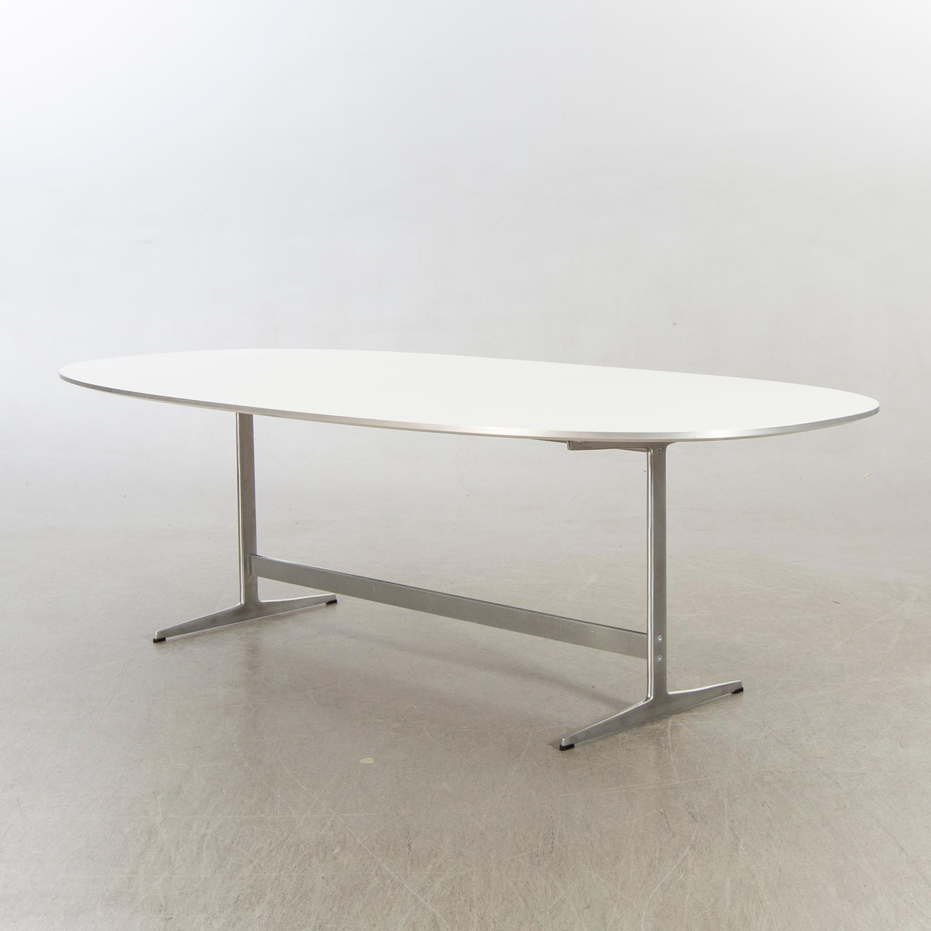 Bruno Mathsson & Piet Hein, bord "Superelips" för Fritz Hansen, licenstillverkat i Sverige 2007.