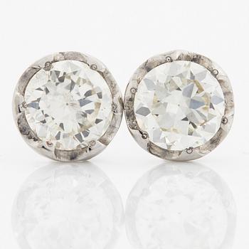 Ett par örhängen 18K vitguld med runda briljantslipade diamanter.