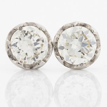 A pair of 18K white gold earrings set with round brilliant-cut diamonds.