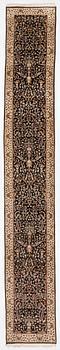 An oriental runner, a. 517 x 76 cm.