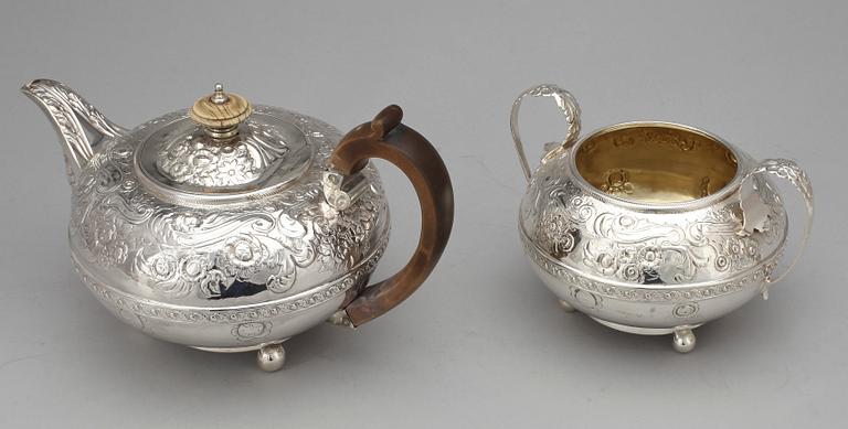 TEKANNA samt SOCKERSKÅL, silver, Joseph Preedy, London, England, 1816-17. Totalvikt ca 1128g.