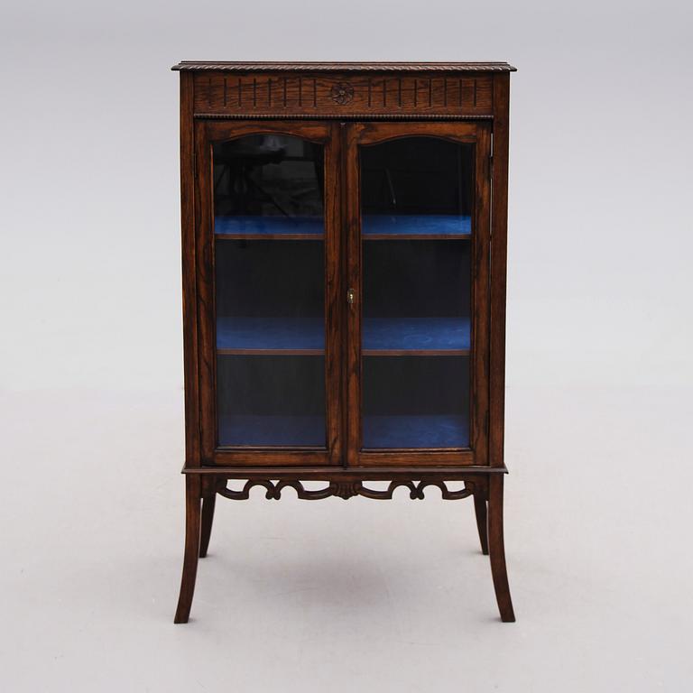 VITRINSKÅP, 1900-talets första hälft.