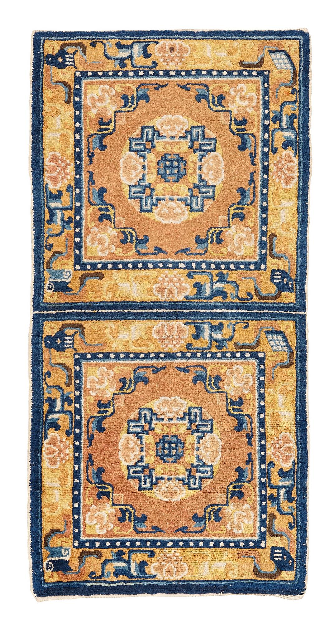 Meditationsmatta, semiantik Ningxia, Kina, ca 122 x 60-61 cm (samt en kortsida med ca 0,5 cm senare slätväv).