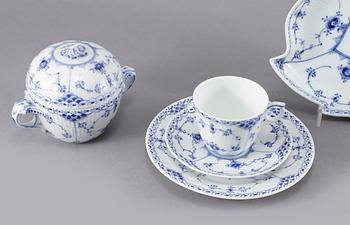 KAFFESERVIS, 25 delar, porslin, "Musselmalet", Royal Copenhagen, 1900-talets andra hälft.