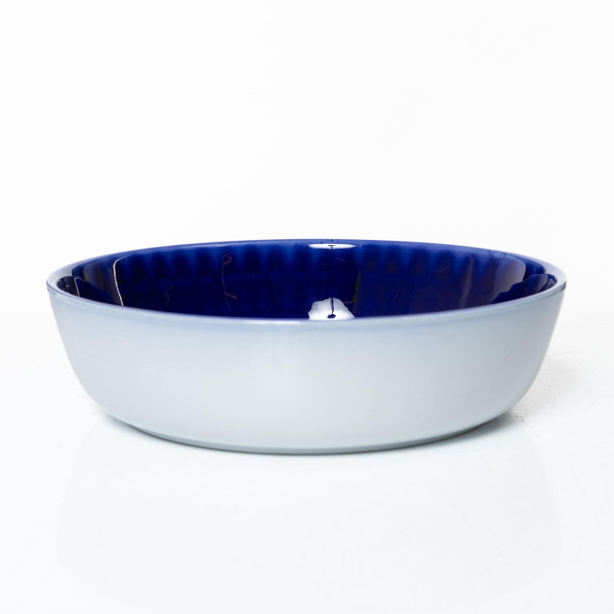 Stig Lindberg, a 39-piece 'Blå husar' creamware dinner service, Gustavsberg.