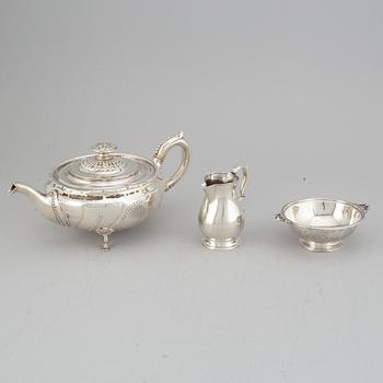 An English 19th / 20th century silver tea-pot, creamer and bowl, silver, England.