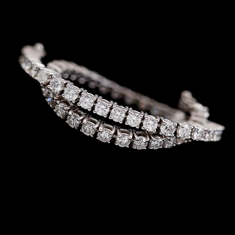 ARMBAND, 18 k vitguld, 54 briljantslipade diamanter tot ca 4.92 ct.